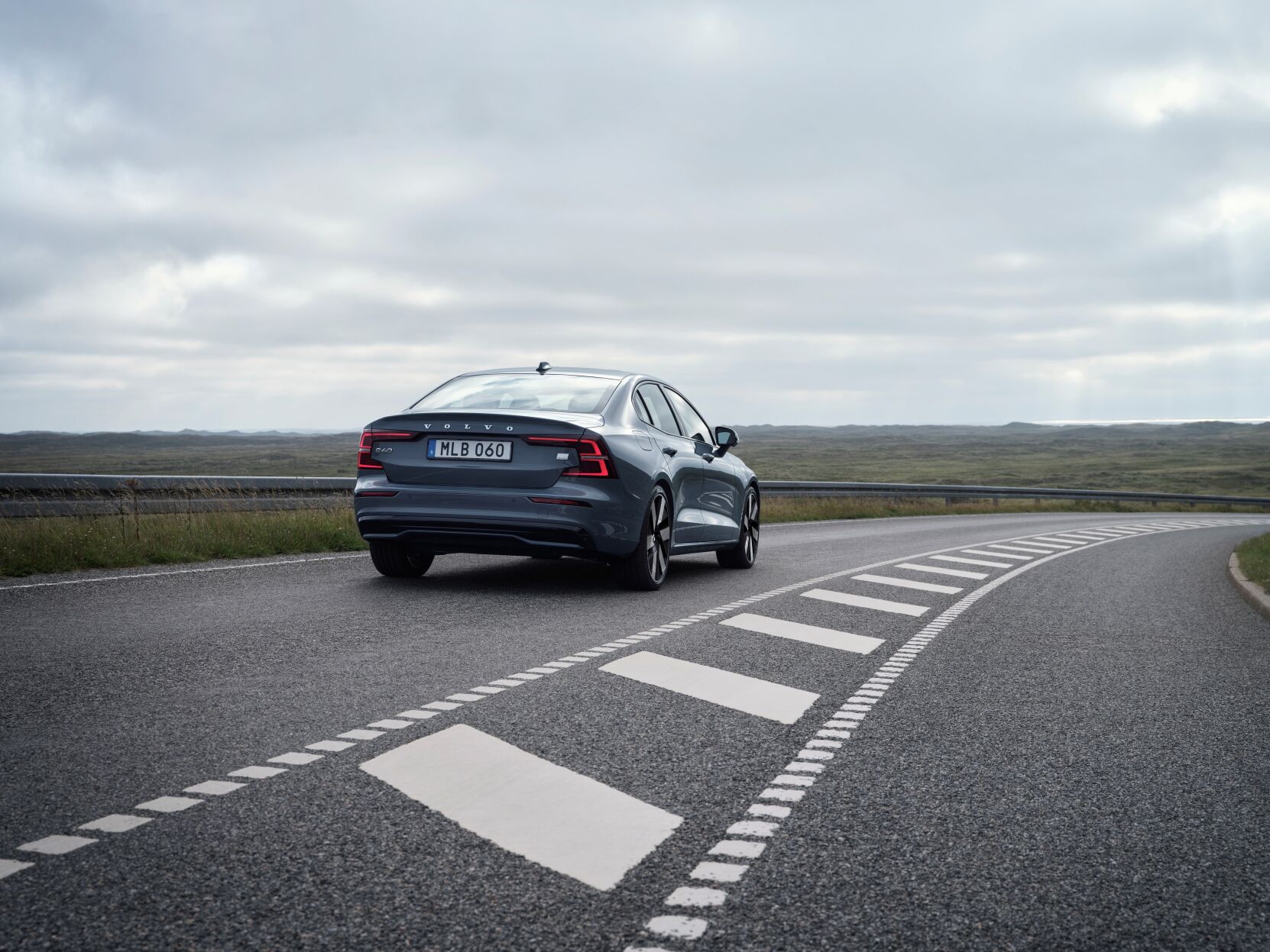 S60 Recharge T8, Thunder Grey